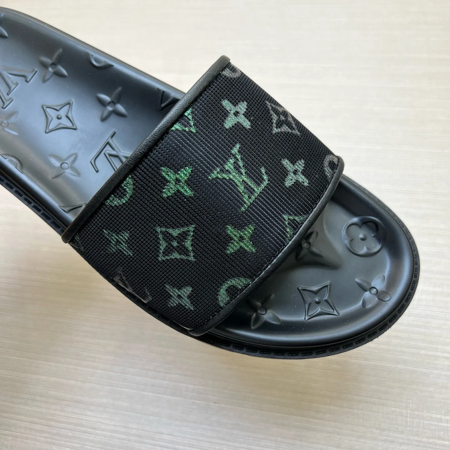 P270🏆Louis Vuitton 🏆[Louis Vuitton] Spring/Summer 2025 [Men's Flip Flops] 🎯🎯As an active family in the fashion industry ⭐ Lv is characterized by bold innovation ⚡Create this casual business style for Chinese fashionable men ✨The fabric is made of imported high-grade cowhide 🔥 Clean and neat ⚡Fashionable and elegant🌹Breathable, sweat-absorbent and deodorant👈So luxurious, high-end and domineering. 👍Must be sold if you repost the picture. Number of yards: 38--46. Color: 🎉 For large quantities. Welcome to repost.
